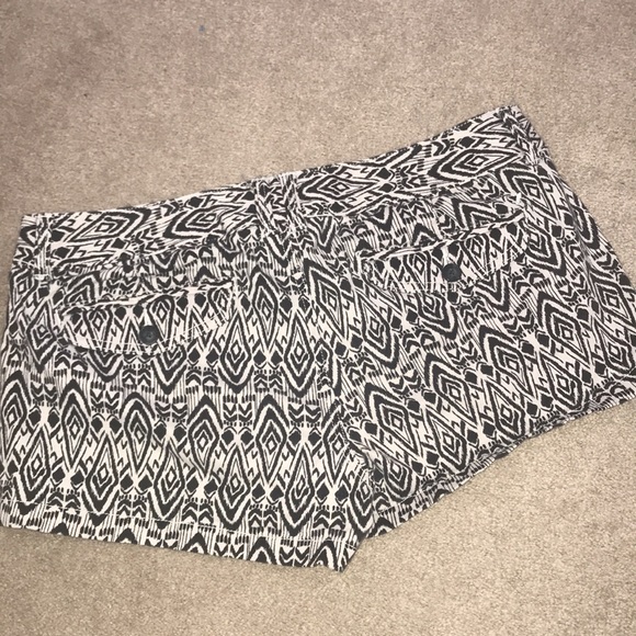 American Eagle Black Print Shorts - Picture 2 of 2